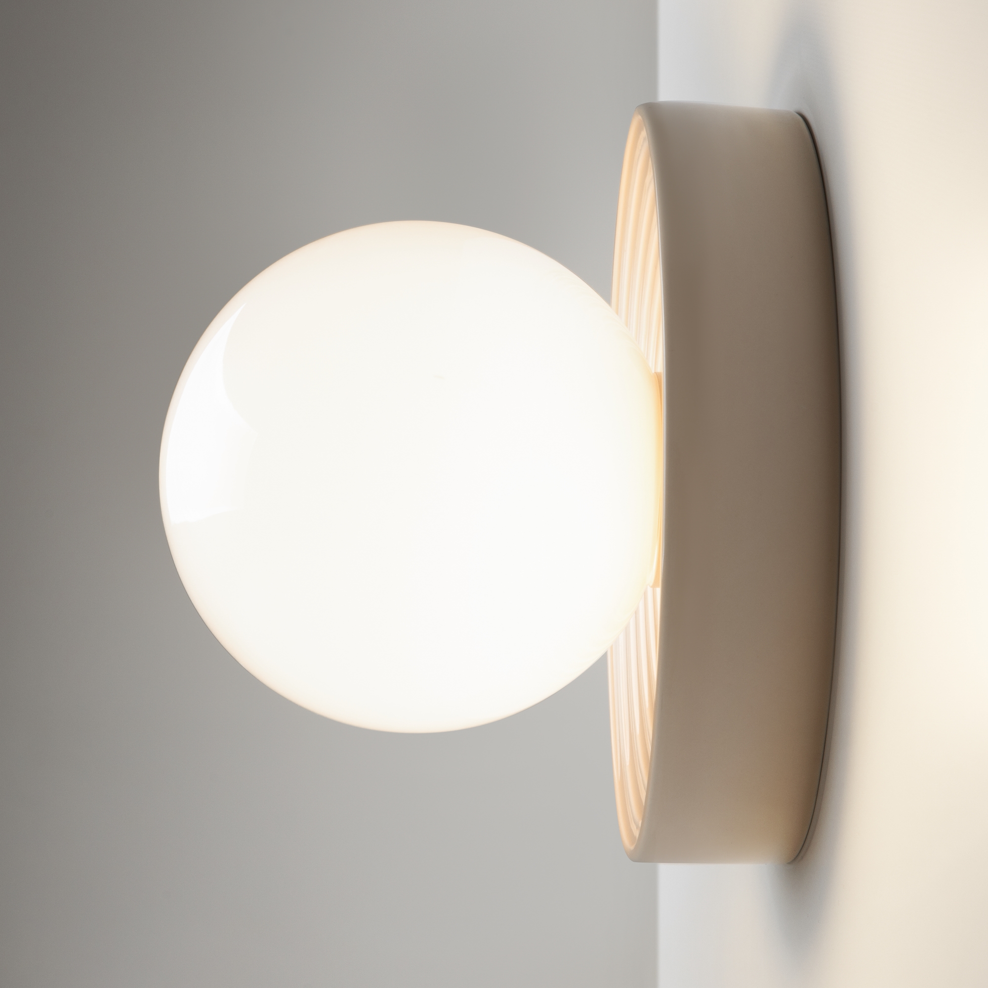 картинка Настенный светильник (бра) Maytoni MOD403WL-01BG