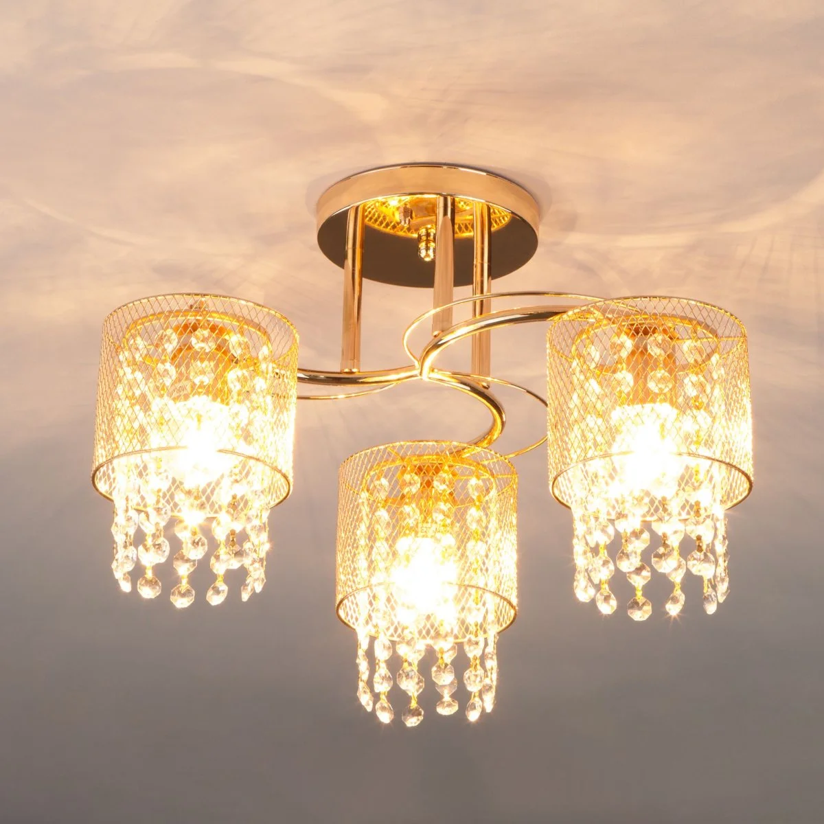картинка Потолочный светильник с металлическими плафонами и хрусталем 30137/3 золото
