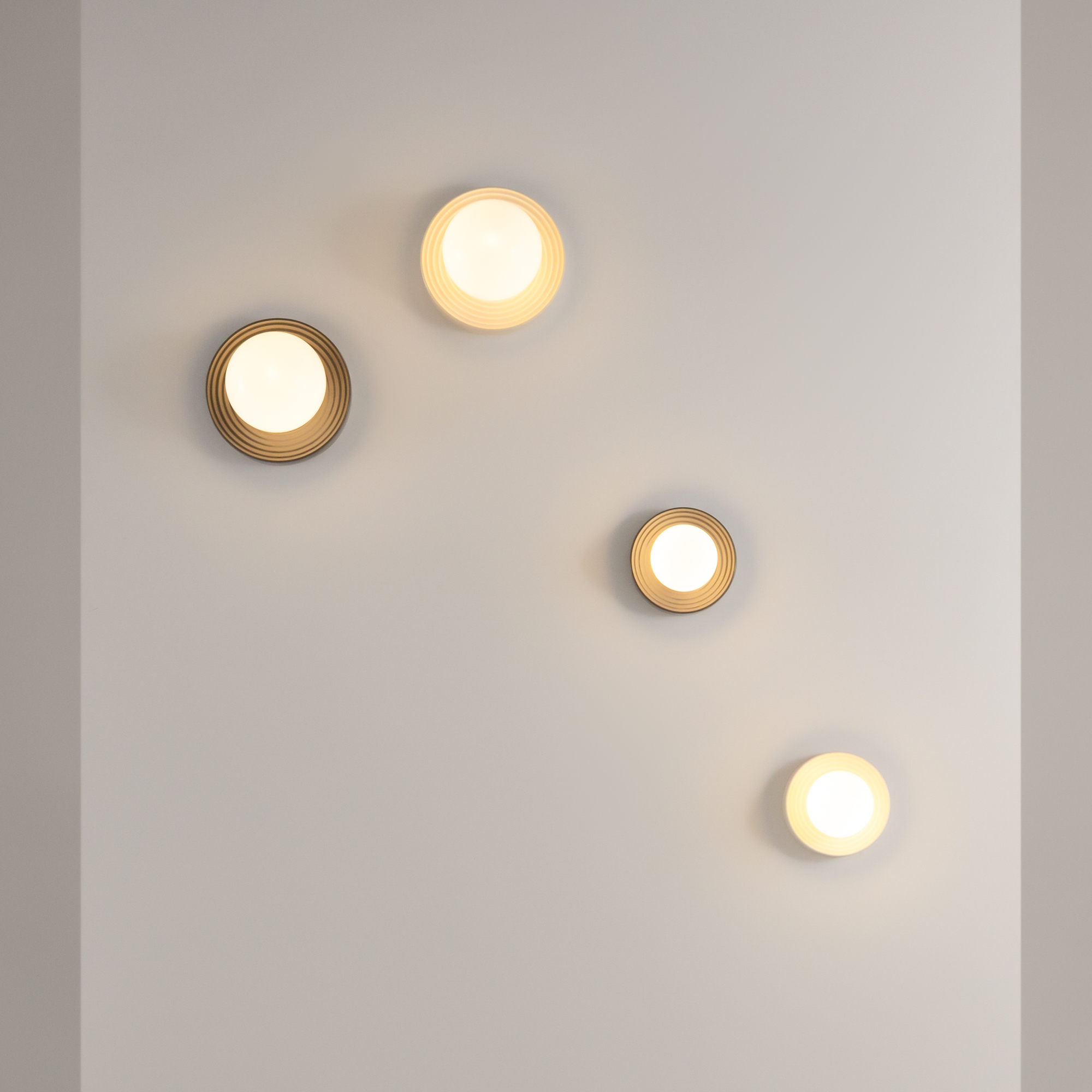 картинка Настенный светильник (бра) Maytoni MOD403WL-01BG