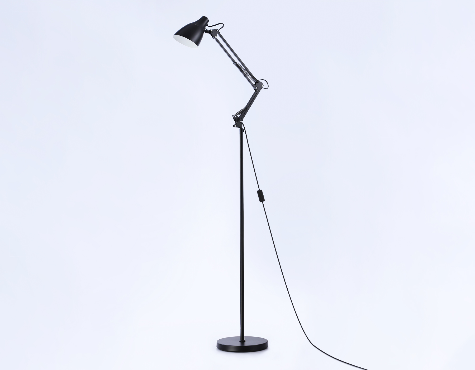 картинка Светильник напольный с выключателем на проводе