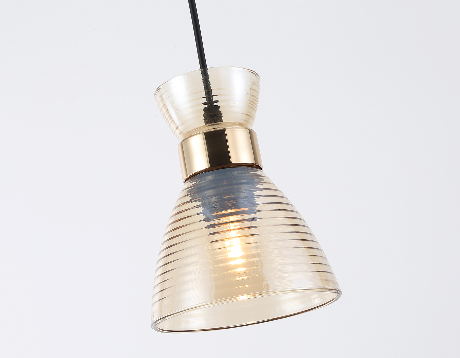 картинка Светильник подвесной со стеклянным плафоном