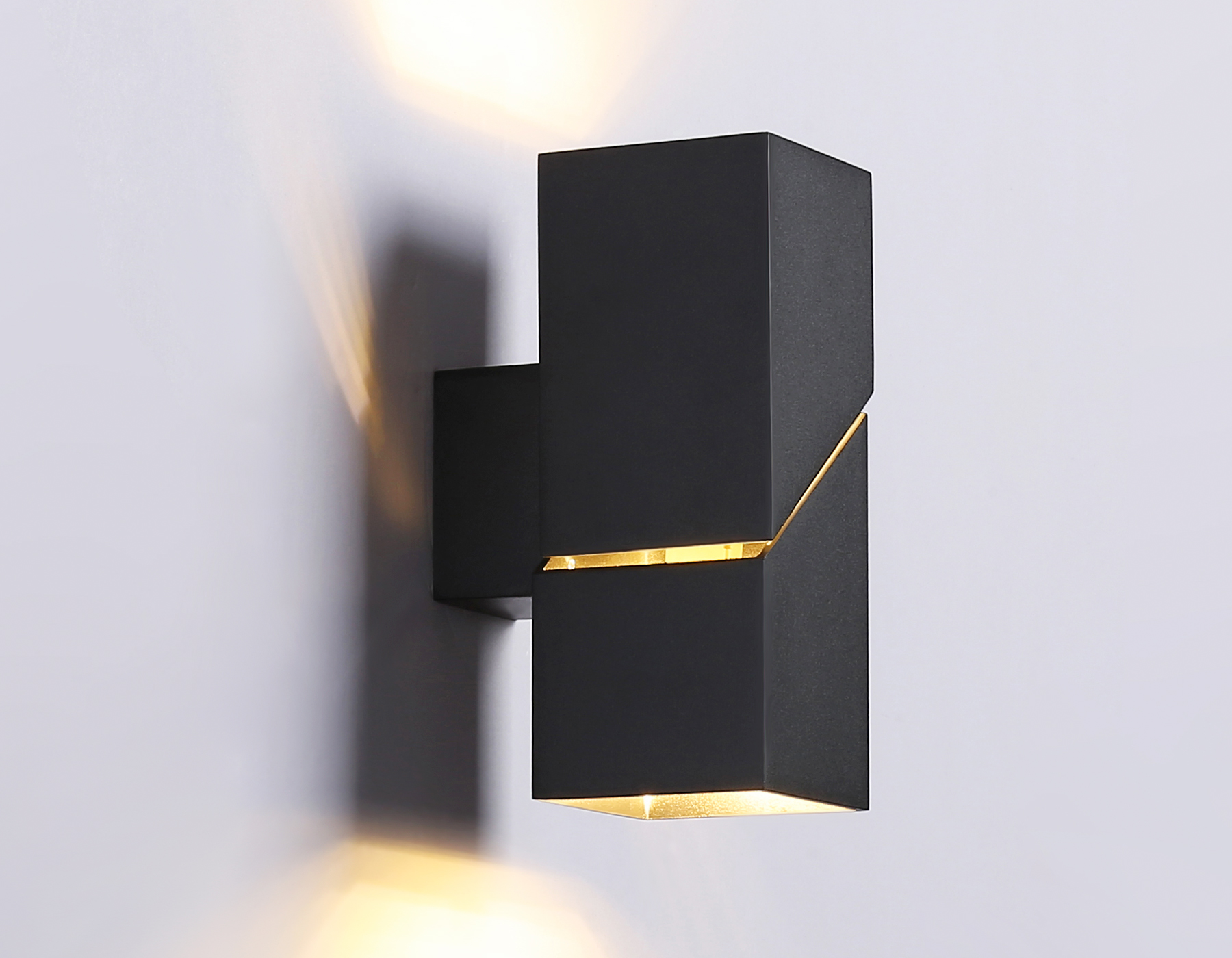 картинка Настенный светильник со сменной лампой FW2475